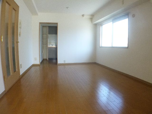 居室・リビング　南面に窓があります