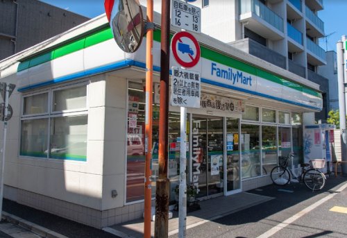 コンビニ　ファミリーマート 中野本町五丁目店（コンビニ）まで201m
