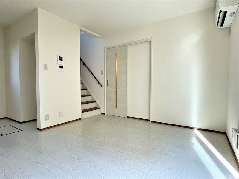 居室・リビング　約9帖のLDKは温かい陽の光が差し込みます。