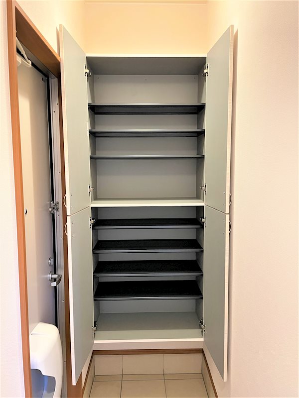 玄関　玄関にはたっぷり収納できる下駄箱です。