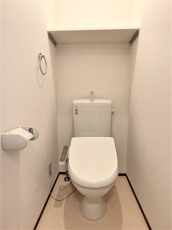 トイレ　温水洗浄便座付きのトイレです。