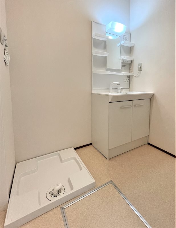 洗面設備　独立洗面化粧台の横には洗濯用防水パンがあります。