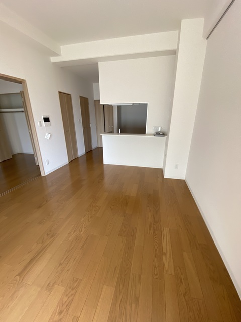 居室・リビング　前面開けていて明るいお部屋です