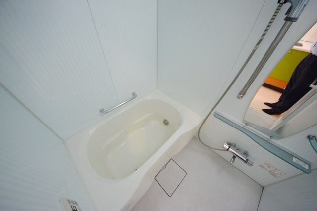 バス・シャワールーム　鏡、手擦り付バス