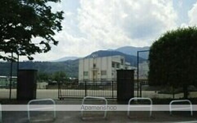 小学校　増穂小学校（小学校）まで910m