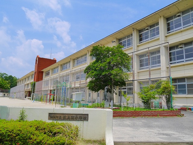 小学校　奈良市立伏見南小学校（小学校）まで1951m