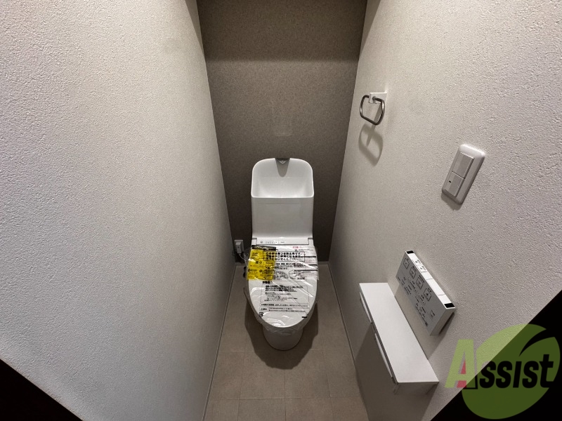 トイレ　こちらはトイレです。ピカピカなトイレで、気持ちも良いですね。