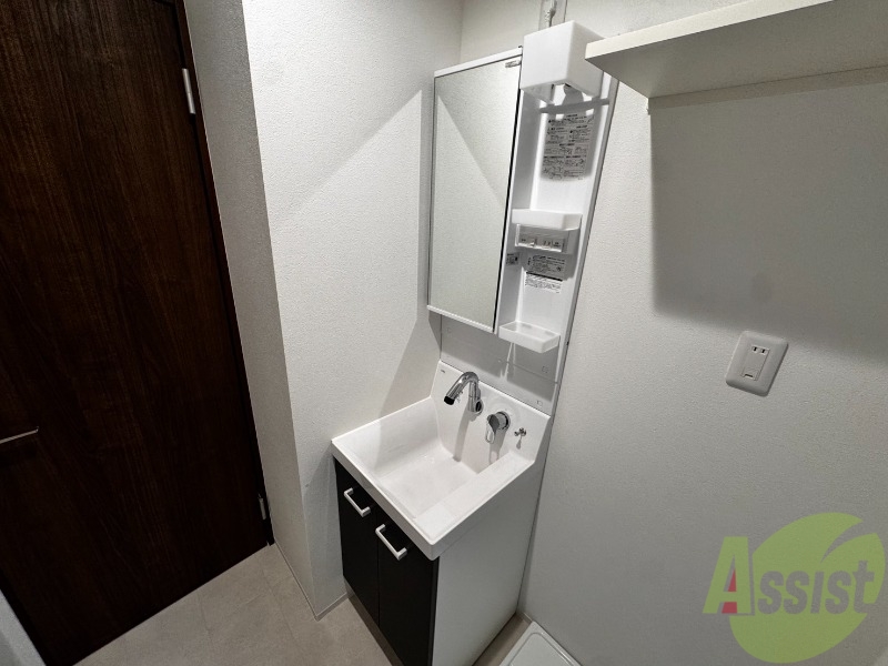 洗面設備　こちらは洗面台になります。大きな鏡があっていいですね。