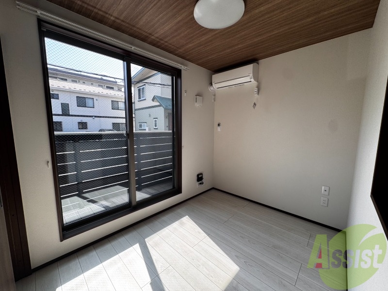 居室・リビング　こちらはリビングです。日差しが差し込んでいて明るいです。