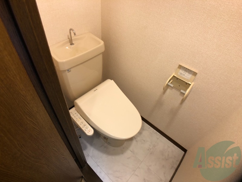 トイレ　ウォシュレット機能がついたトイレです。安心して使用できますね
