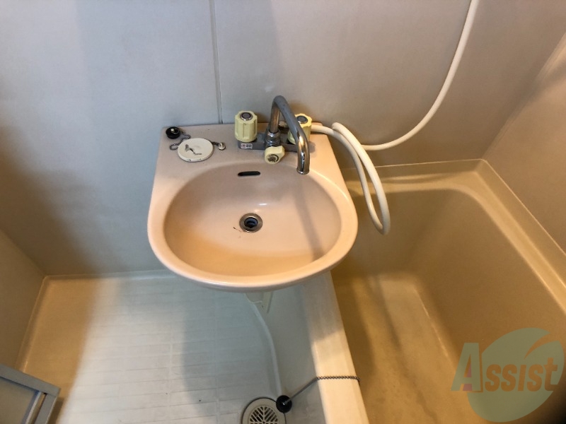 洗面設備　洗面台です。シンプルなつくりなので、お手入れしやすそうです。