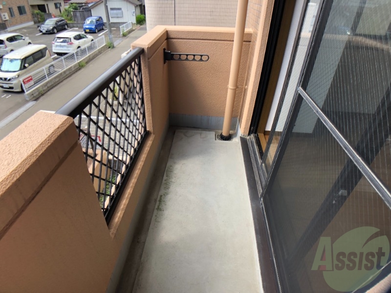 バルコニー　バルコニー。洗濯物がはかどりそうな広さがありますよ。