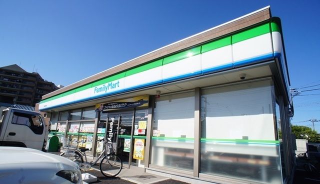 コンビニ　ファミリーマート草加新里町店（コンビニ）まで300m