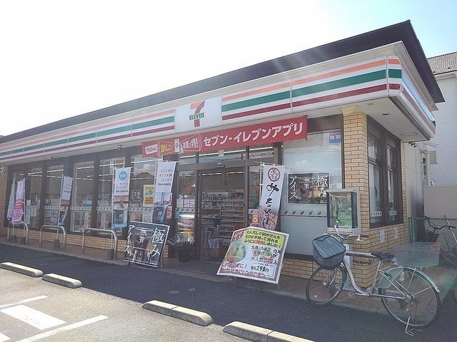コンビニ　セブン草加新里下町店（コンビニ）まで550m