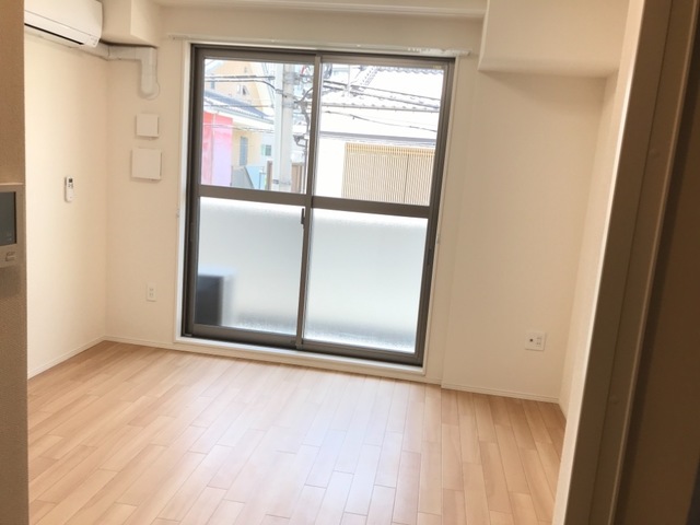 居室・リビング　落ち着いた色合いの床材を使用した居住空間です。