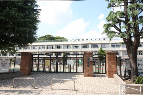 小学校　北区立神谷小学校（小学校）まで620m