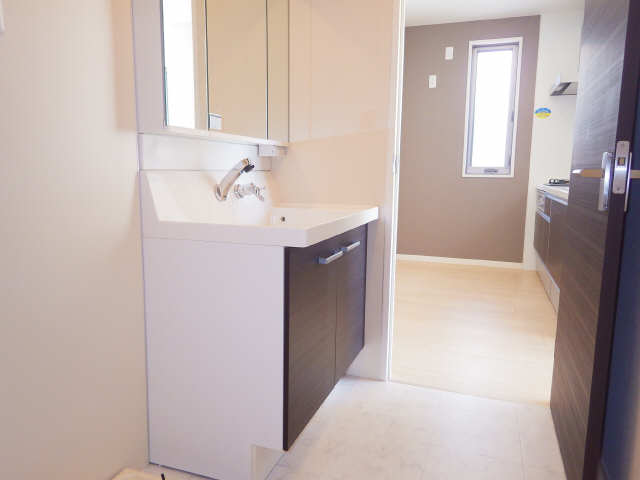 洗面設備　シャワー付洗面台です