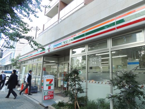 コンビニ　セブンイレブン 梅田スカイビル前店（コンビニ）まで230m