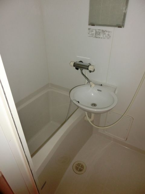 バス・シャワールーム　バスルームはこちら