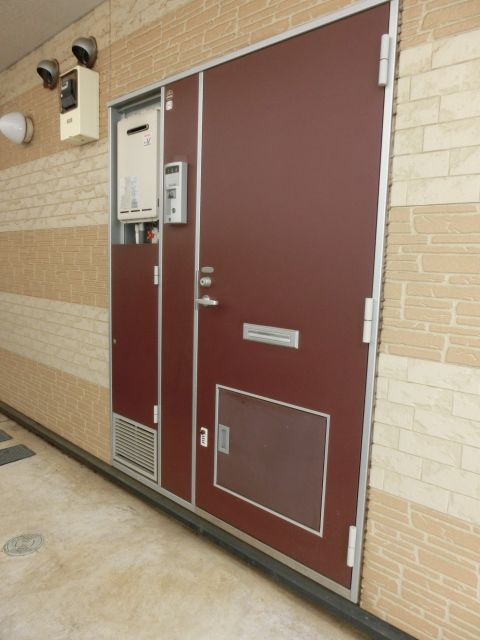 セキュリティ　カメラ付きのインターホンが付いています