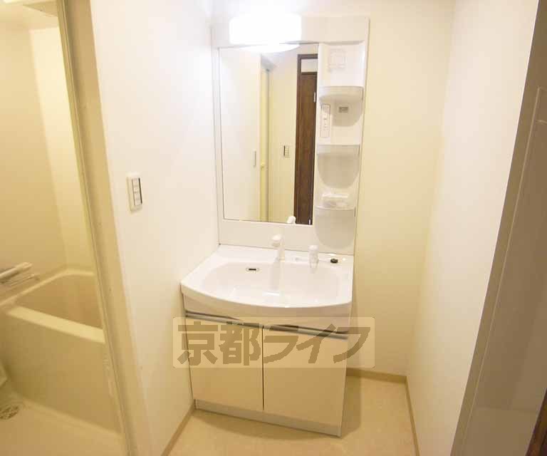 洗面設備　大きな洗面台付です。