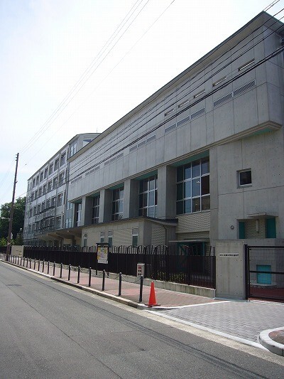 中学校　大阪市立北稜中学校（中学校）まで719m