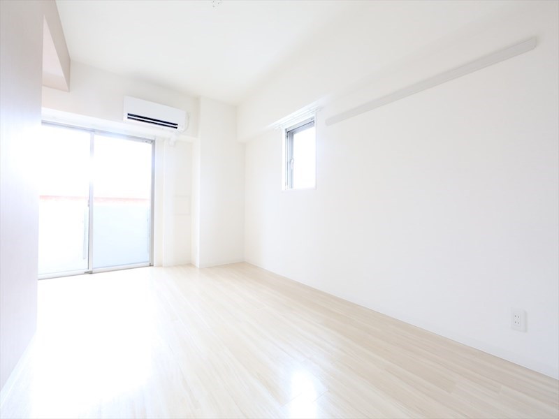 バルコニー　洋室10帖　エアコン完備　バルコニー