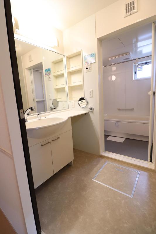 洗面設備　2　ワイドサイズのシャワー洗面台付き