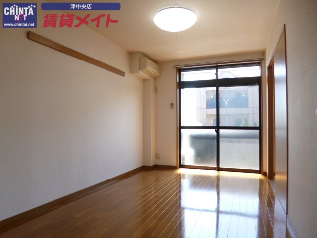 居室・リビング　同タイプの部屋写真です。