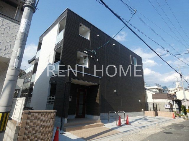 建物外観　3階建てのスマートな建物です。