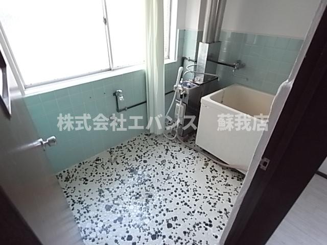 洗面設備　明るい洗面所です