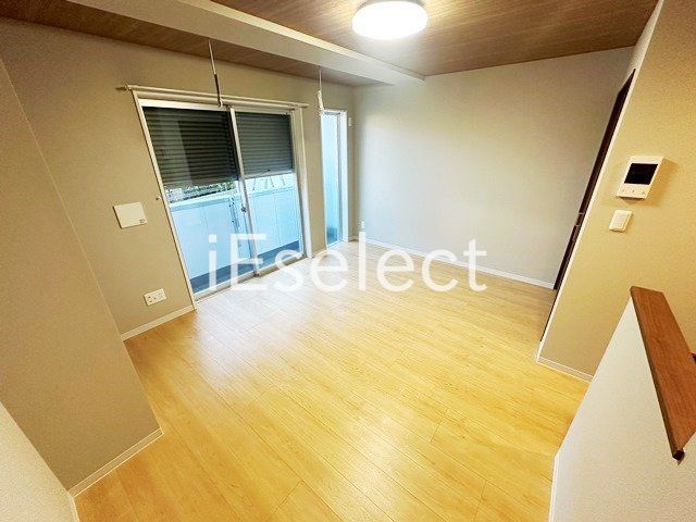 居室・リビング　窓も大きく明るいですね