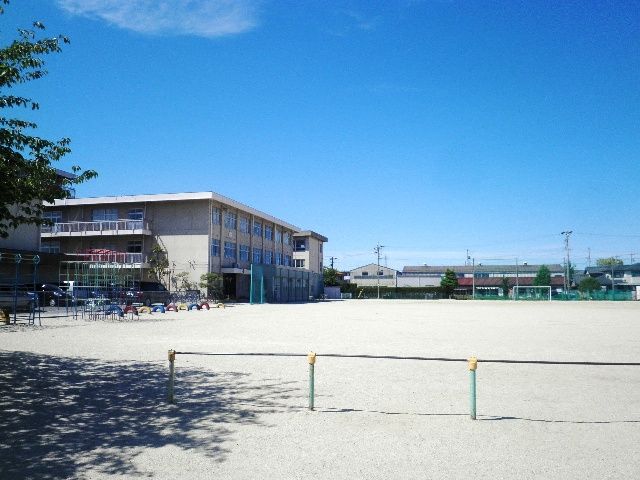 小学校　四日市市立海蔵小学校（小学校）まで1195m