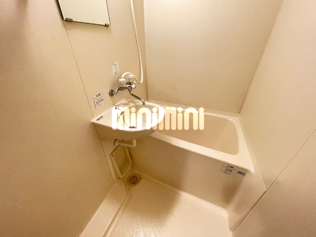 バス・シャワールーム　洗面ついてます。