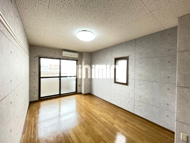 居室・リビング　おしゃれなアクセントクロス