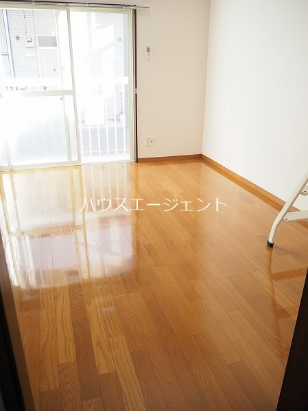 居室・リビング　フローリングはピカピカ。日当たりは良好。きれいな室内です。