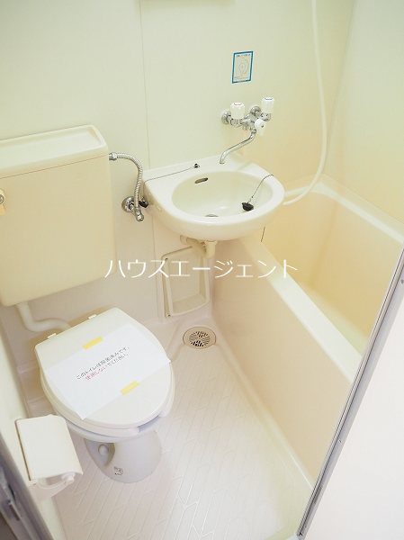 バス・シャワールーム　３点ユニット。利点は掃除が楽ちん。