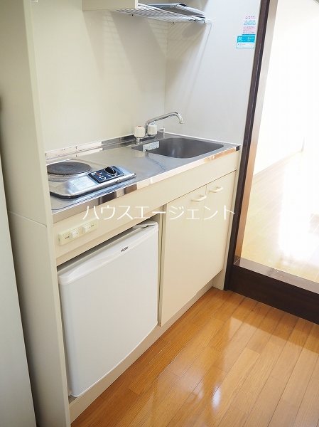 キッチン　１口電気コンロ、ミニ冷蔵庫ついています。