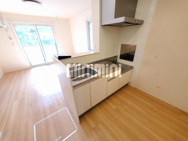 キッチン　建物南側に駐車場スペース