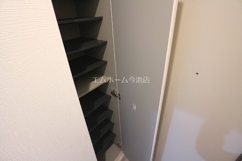 玄関　玄関　シューズボックス付（収納充実）