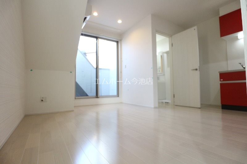 居室・リビング　LDK8.7帖　エアコン付　バルコニーに面しています