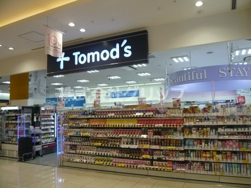 ドラックストア　トモズ カトレヤプラザ伊勢佐木店（ドラッグストア）まで176m