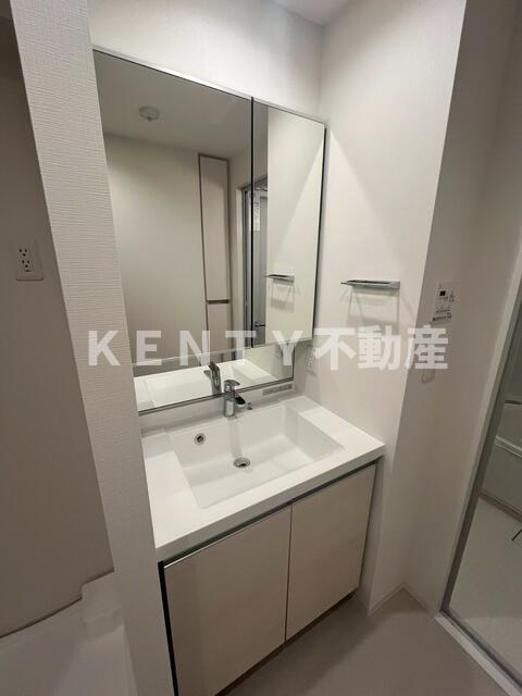 洗面設備　ゆったりとスペースのある洗面所