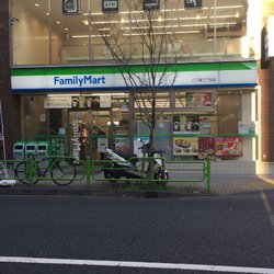 コンビニ　ファミリーマート（コンビニ）まで50m