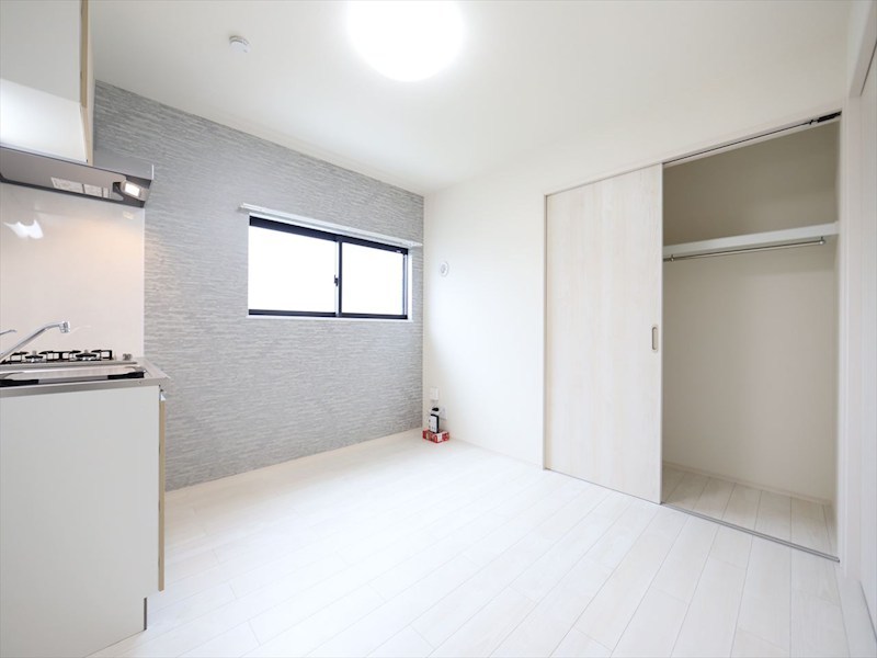 居室・リビング　ＤＫ6.6帖　システムキッチン　クローゼット付　同仕様写真