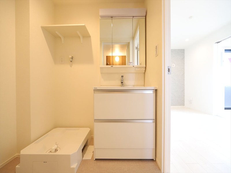 洗面設備　脱衣所　独立洗面台（シャンプードレッサー付）　同仕様写真