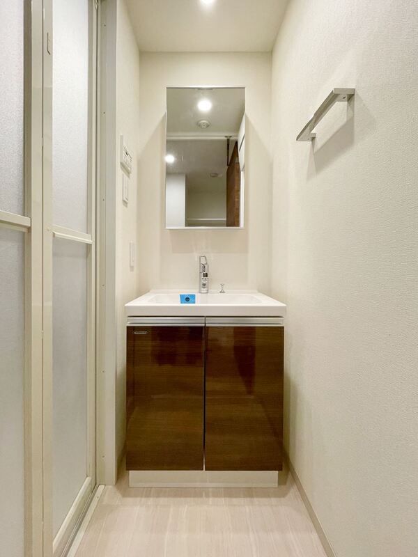 洗面設備　ゆったりとスペースのある洗面所