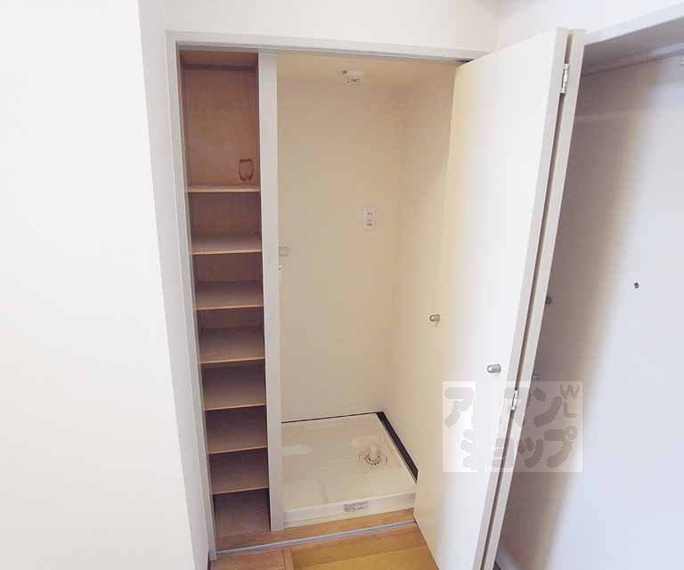 収納　開けるとシューズボックスと洗濯機置き場が。