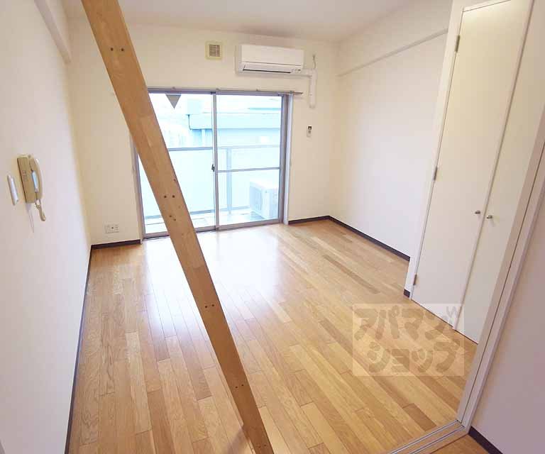 居室・リビング　７帖の洋室です。