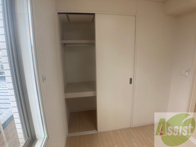 収納　こちらの収納にはハンガーをかけて服もしまえますね。